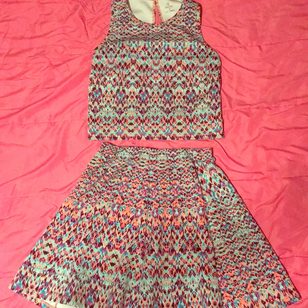 This is a 2 piece dress.